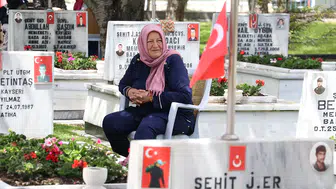 Şehit anneleri, Anneler Günü'nde evlatlarının kabri başında dua etti