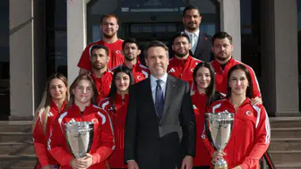 Bakan Bayraktar, Milli Güreşçileri ağırladı