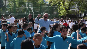 İlkokul öğrencileri oyun havasıyla enerji topladıktan sonra dersbaşı yapıyor