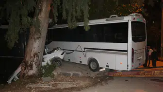 Midibüsün hafif ticari araca çarptığı kazada 2 kişi ağır yaralandı