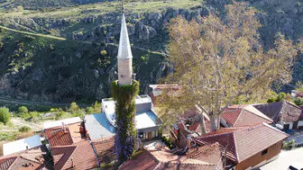Isparta'da sarmaşıklı minare görenlerin dikkatini çekiyor