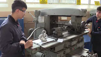 Atık metaller öğrencilerin elinde maket tanka ve helikoptere dönüşüyor