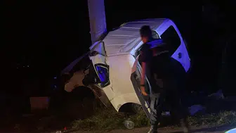 Isparta'da direğe çarpan araçtaki 2 kişi öldü, 2 kişi yaralandı