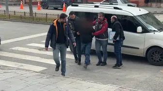 Bir kişi cami önünde silahla vurulmuş halde ölü bulundu