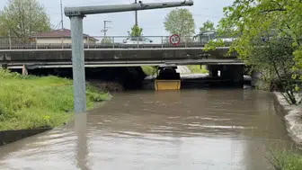 Kocaeli'de su basan alt geçitte mahsur kalan tır sürücüsü kurtarıldı