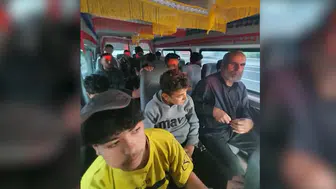 15 düzensiz göçmen minibüste yakalandı