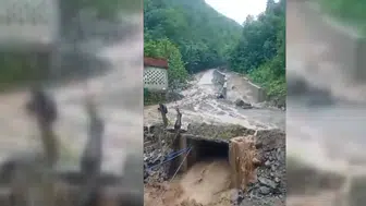 Sağanak taşkın ve heyelanlara neden oldu