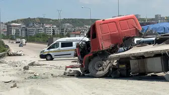 3 araca ve bariyere çarpan sürücüsü hayatını kaybetti