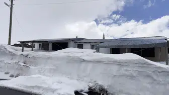 Karla kaplı yayla evlerinde sobalar yanmaya devam ediyor