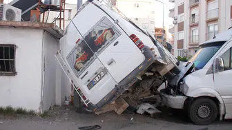 Tarım işçilerini taşıyan 2 minibüs çarpıştı