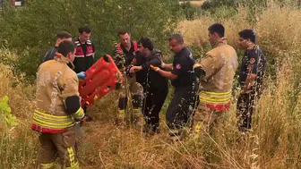 Çukura düşen düzensiz göçmen itfaiye ekiplerince kurtarıldı