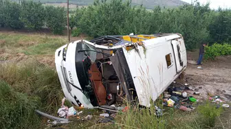 Isparta'da tur otobüsünün devrildiği kazada 5 kişi öldü, 25 yaralı
