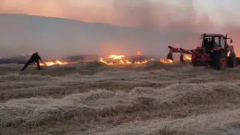 60 dönüm arazideki saman balyaları alev alev yandı