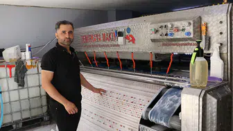Yıkamak için aldığı battaniyeden çıkan 3 cüzdanı müşterisine teslim etti