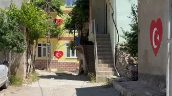 Ay yıldız sevdalısı muhtar her eve bayrak çiziyor
