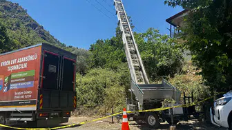Eşya taşırken 2 kişi elektrik akımına kapıldı
