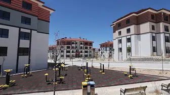 Deprem konutlarının hak sahiplerine teslimine devam ediliyor