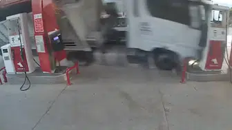 Tır akaryakıt istasyonundaki marketin duvarına çarptı