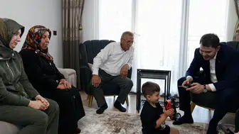 Bakan Kurum’dan depremzede Yusuf ve dedesine ziyaret