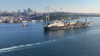 Doğal gaz boru hattı döşeme gemisi İstanbul Boğazı'ndan geçti