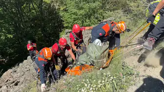 Dere yatağına yuvarlanan ticari araçtaki 2 kişi öldü