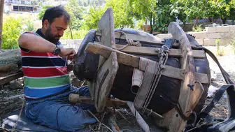 Ata mesleği semerciliği prefabrik atölyesinde sürdürüyor