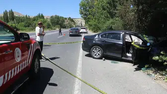 Ağaca çarpan otomobildeki 2 kişi öldü, 4 kişi ağır yaralandı