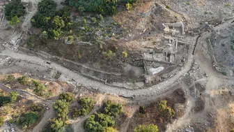 Bakan Ersoy'dan Aspendos'taki 2 bin yıllık Tiyatro Caddesi'ni paylaştı