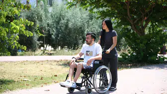 Maganda kurşunuyla engelli kalan genç eşinin desteğiyle hayata tutunuyor