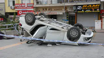 Devrilen otomobildeki 2 kişi hayatını kaybetti, 3 kişi yaralandı