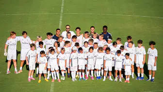 Milli oyuncu Arda Güler, çocuklarla antrenmanda yaptı