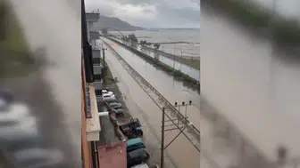Sağanak yağış nedeniyle köy yolları ulaşıma kapandı