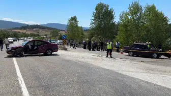 İki otomobilin çarpıştığı kazada 1 kişi öldü, 3 kişi yaralandı