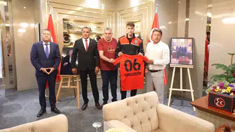 Formalı çocuğu koruyan komiser yardımcısı ile Gençlerbirliği yöneticileri buluştu