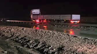 Erzincan-Sivas kara yolunda heyelan! Tır bariyerlere sıkıştı