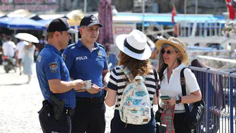 Antalya'da turizm polisleri, tatilcilerin huzuru için sahada