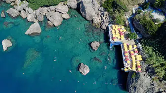 Antalya'da falez plajları tatilcileri Akdeniz'in serin sularıyla buluşturuyor