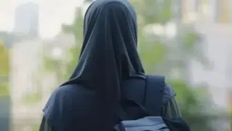 Hindistan'da mahkeme, bir öğrencinin okulda başörtüsü takma talebini reddetti