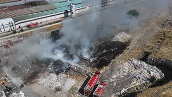 Atık malzemelerin bulunduğu alanda çıkan yangın söndürüldü