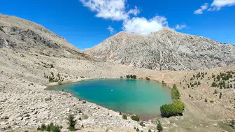 Akdağ'ın eteklerindeki Yeşilgöl yaz sıcaklarında doğaseverleri ağırlıyor