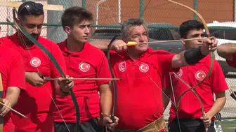 63 yaşında üçüncü kez milli takıma seçilen Akkaya, 13 yılda 57 madalya kazandı