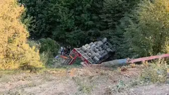 Ağır yük kamyonu şarampole yuvarlandı! Sürücü hayatını kaybetti