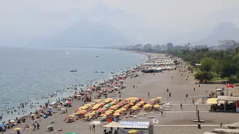 Antalya'da yüksek nem ve sıcaktan bunalanlar sahilleri doldurdu