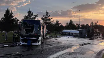 Yolcu otobüsü ile yakıt taşıyan tanker çarpıştı! 38 yaralı