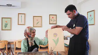 Ebru sanatıyla önce ruhunu dinlendirdi, şimdi usta öğreticiliğe hazırlanıyor