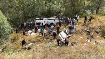 Yolcu minibüsü şarampole devrildi! Kazada 4 kişi öldü, 10 kişi yaralandı
