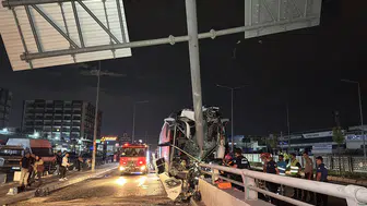 Yolcu otobüsünün tabela direğine çarpması sonucu 11 kişi yaralandı