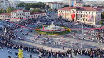 Sivas'ta 1058 kişi aynı anda halay çekti