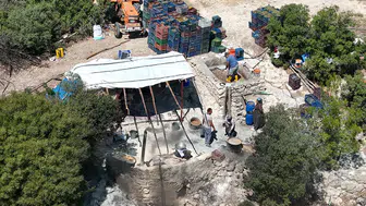 Çiftçiler, yetiştirdikleri üzümleri geleneksel yöntemle pekmeze dönüştürüyor