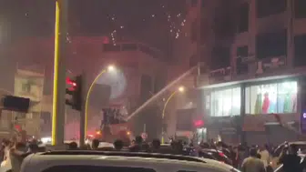 Havai fişekler nedeniyle yangın çıktı, itfaiye eri yaralandı